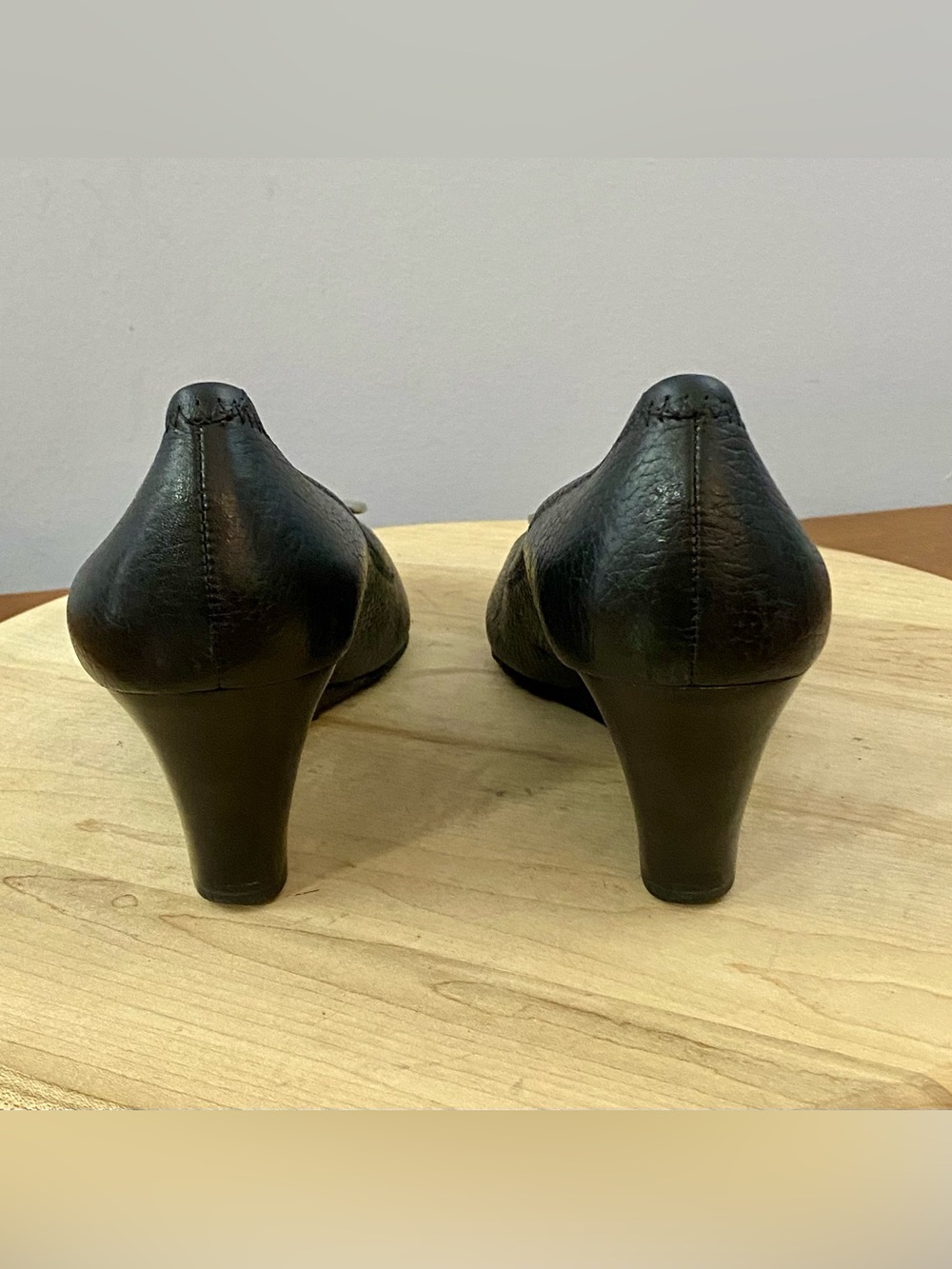 Tory Burch Sally Black Tumbled Pebbled Leather Peep Toe Wedge Pumps Sz 7.5M Y2K - Picture 15 of 16